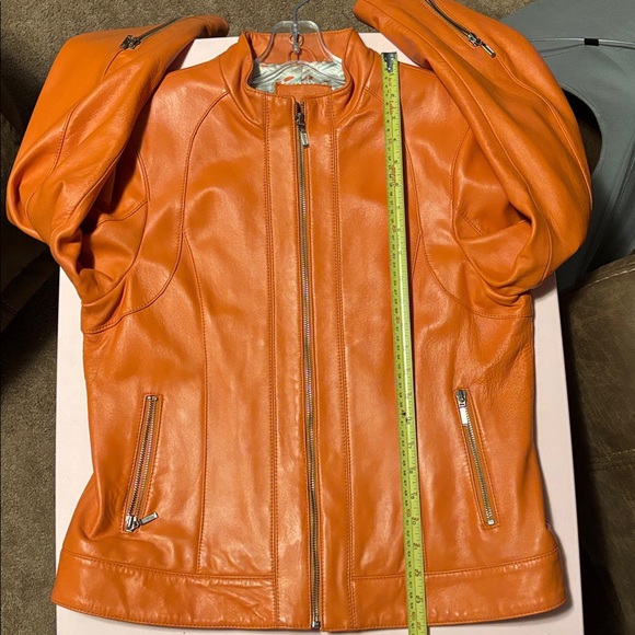 Leather jacket beautifully lined zipper detail on sleeve - Picture 9 of 10